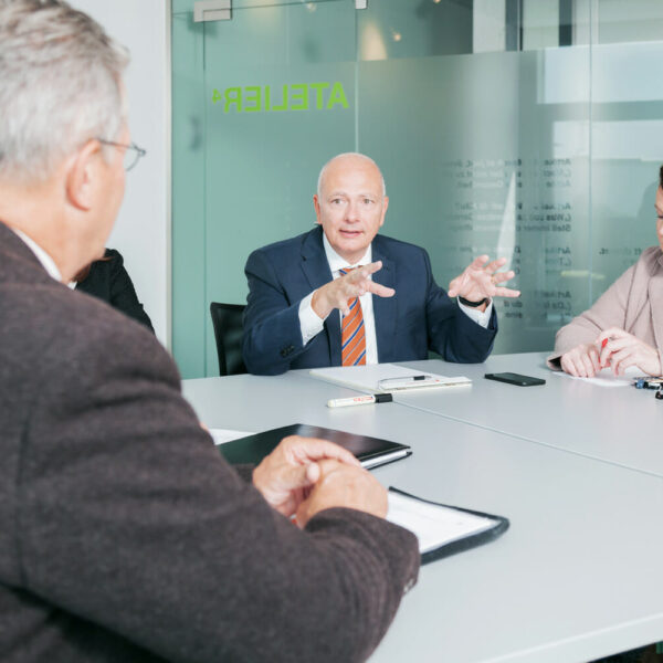 Besprechungssituation in Konferenzraum