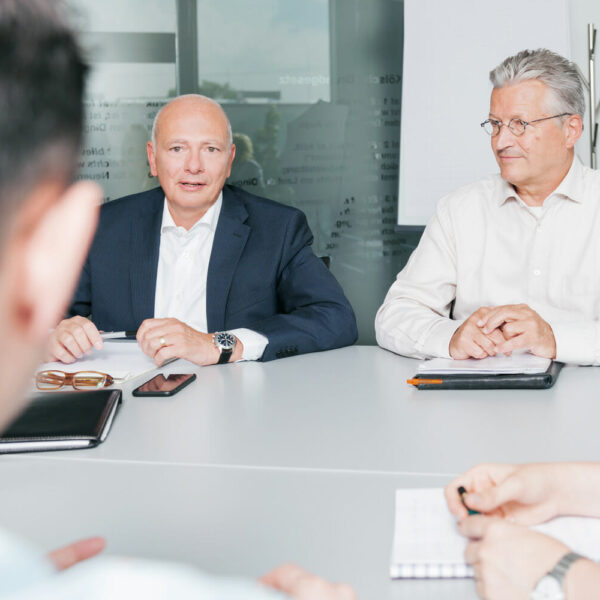 Besprechungssituation in Konferenzraum