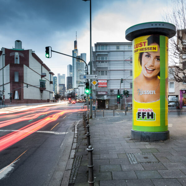 Keyvisual Hitradio FFH Werbekampagne auf Litfasssäule vor Frankfurter Skyline